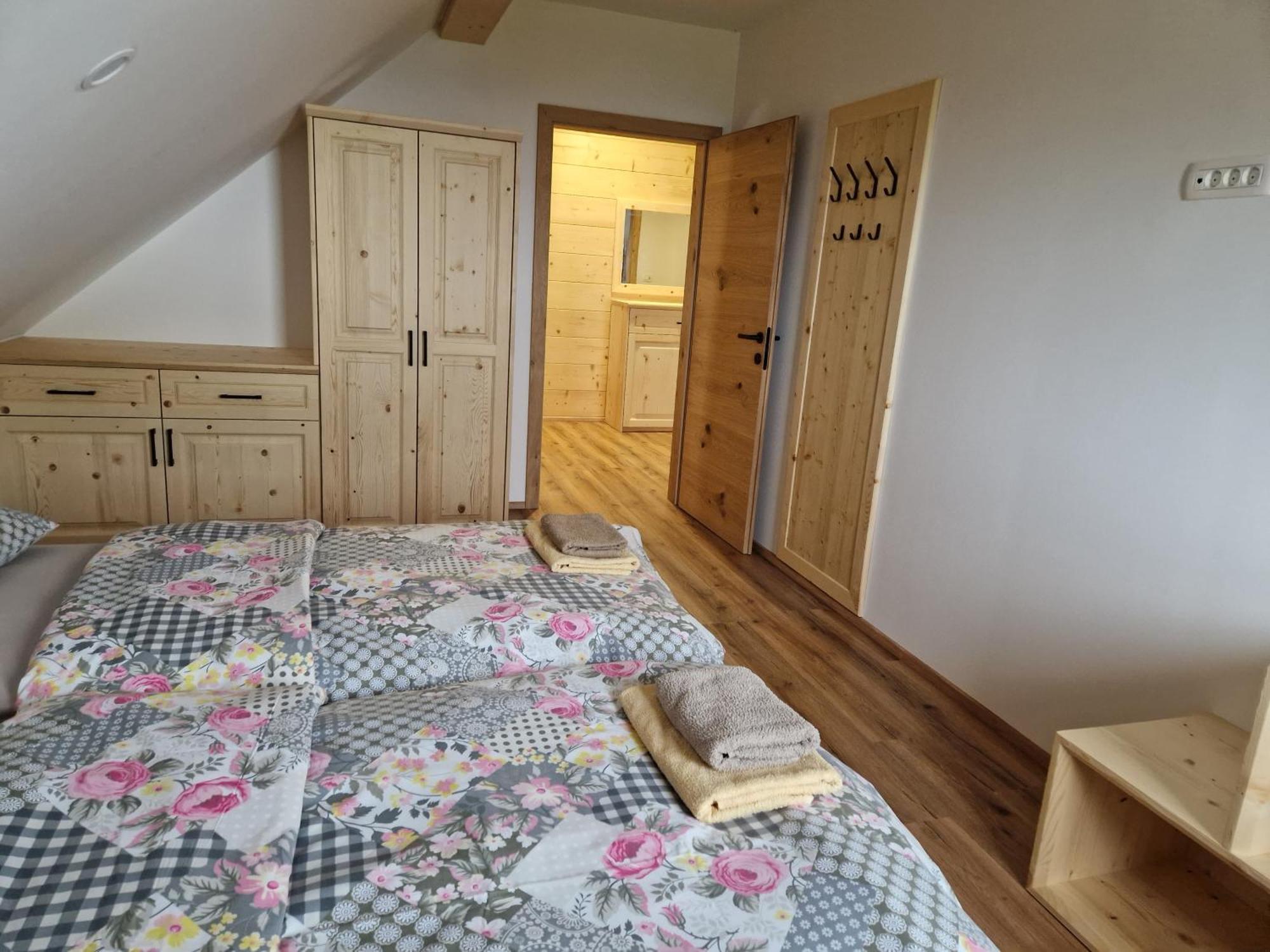 Guest House Pr Ambruzarju & Apartments Cerklje na Gorenjskem Habitación foto